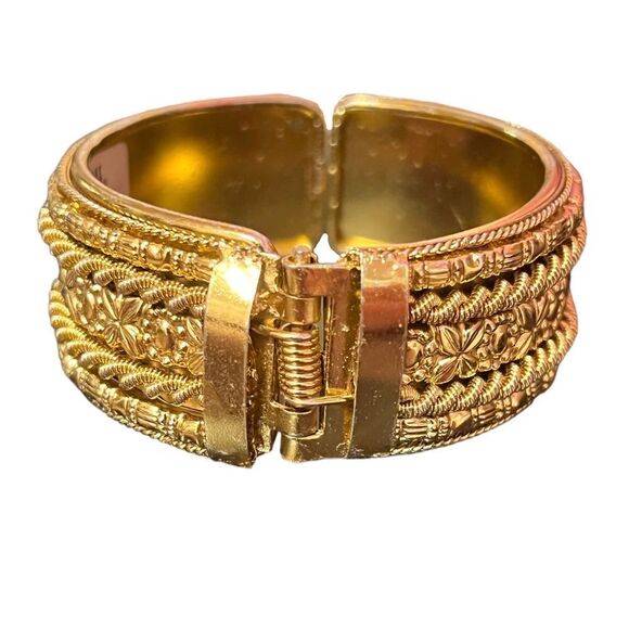 NWT Gold Tone Bangle Cuff Bracelet - Picture 4 of 6